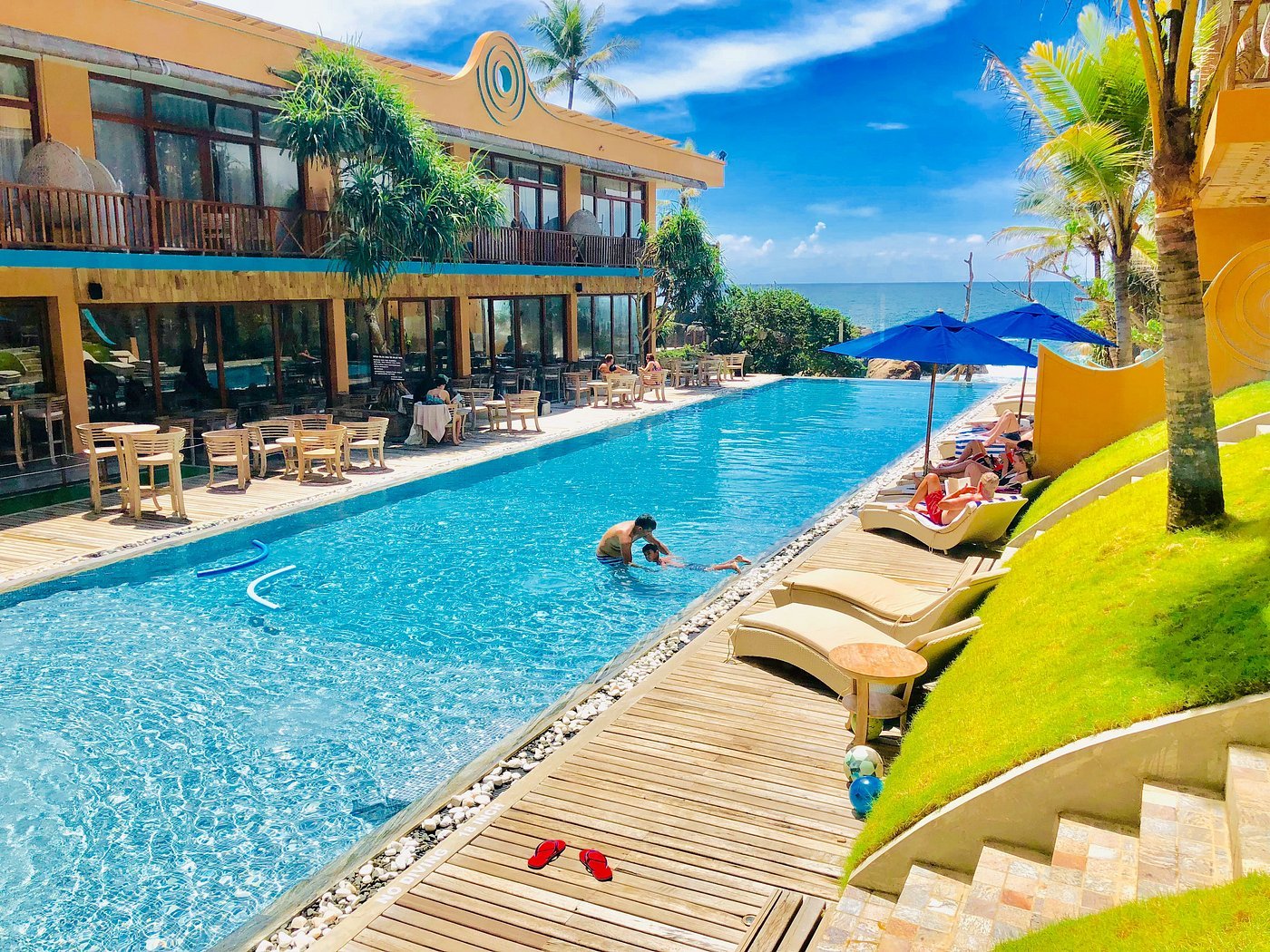 Thaproban Pavilion pool area